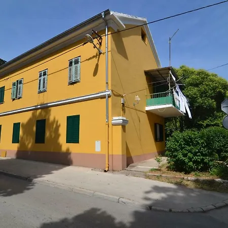 Sun Apartment *